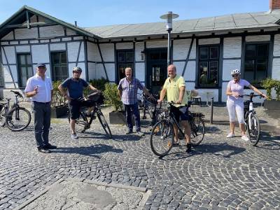 Thomas Hendele infomiert sich bei einer Fahrradtour mit Bürgermeister Klaus Konrad Pesch und dem Kreistagsabgeordneten Peter Thomas über den neuen Busbahnhof in Hösel