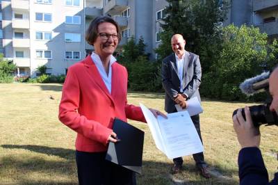 Anlässlich des ersten "WohneNRW-Tags“ besuchte Ina Scharrenbach, Ministerin für Heimat, Kommunales, Bau und Gleichstellung, Projekte zur öffentlichen Wohnraumförderung in Velbert und Heiligenhaus. 